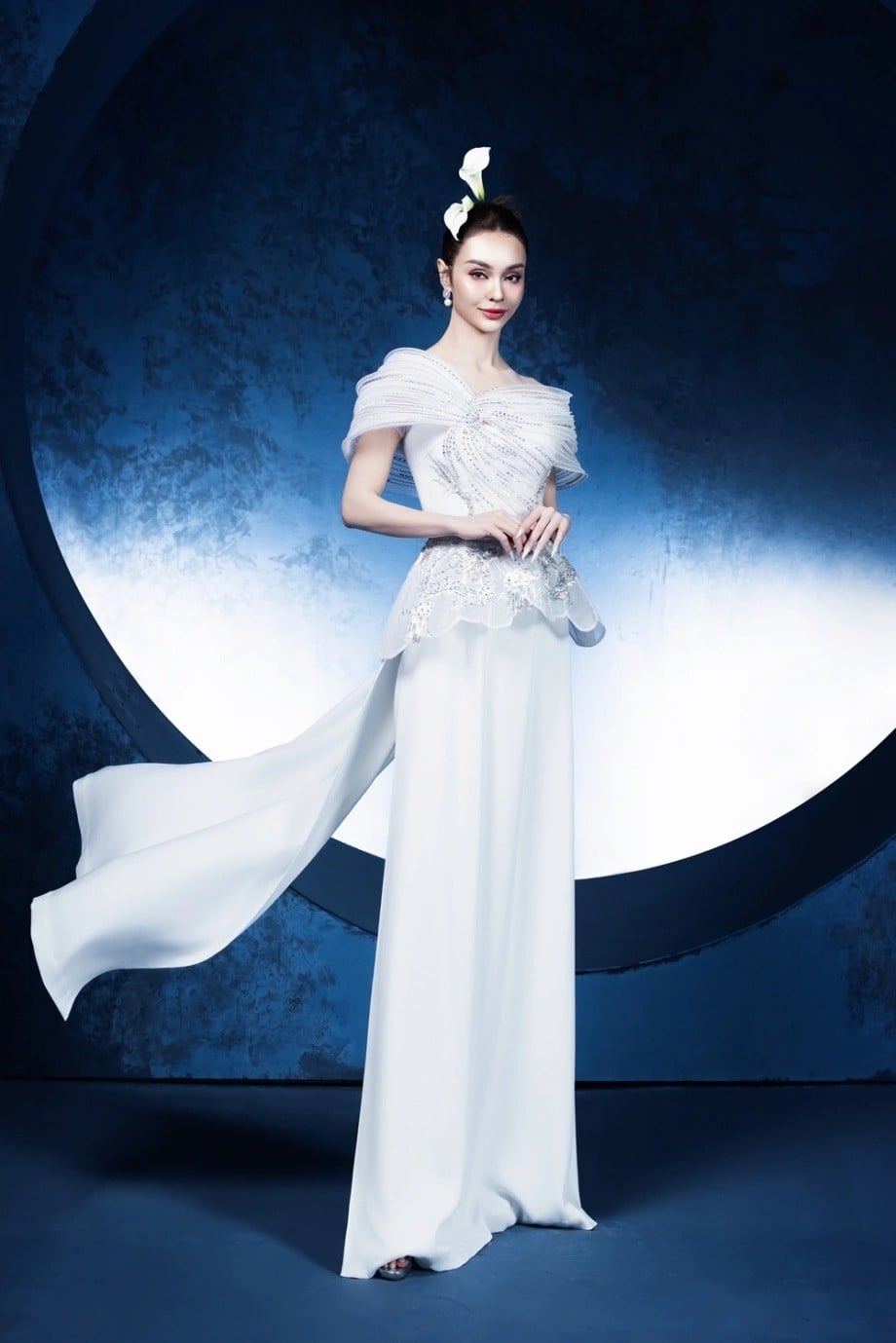 12. Mẫu áo dài trắng dạ hội thiết kế thân trên xếp ly cầu kỳ