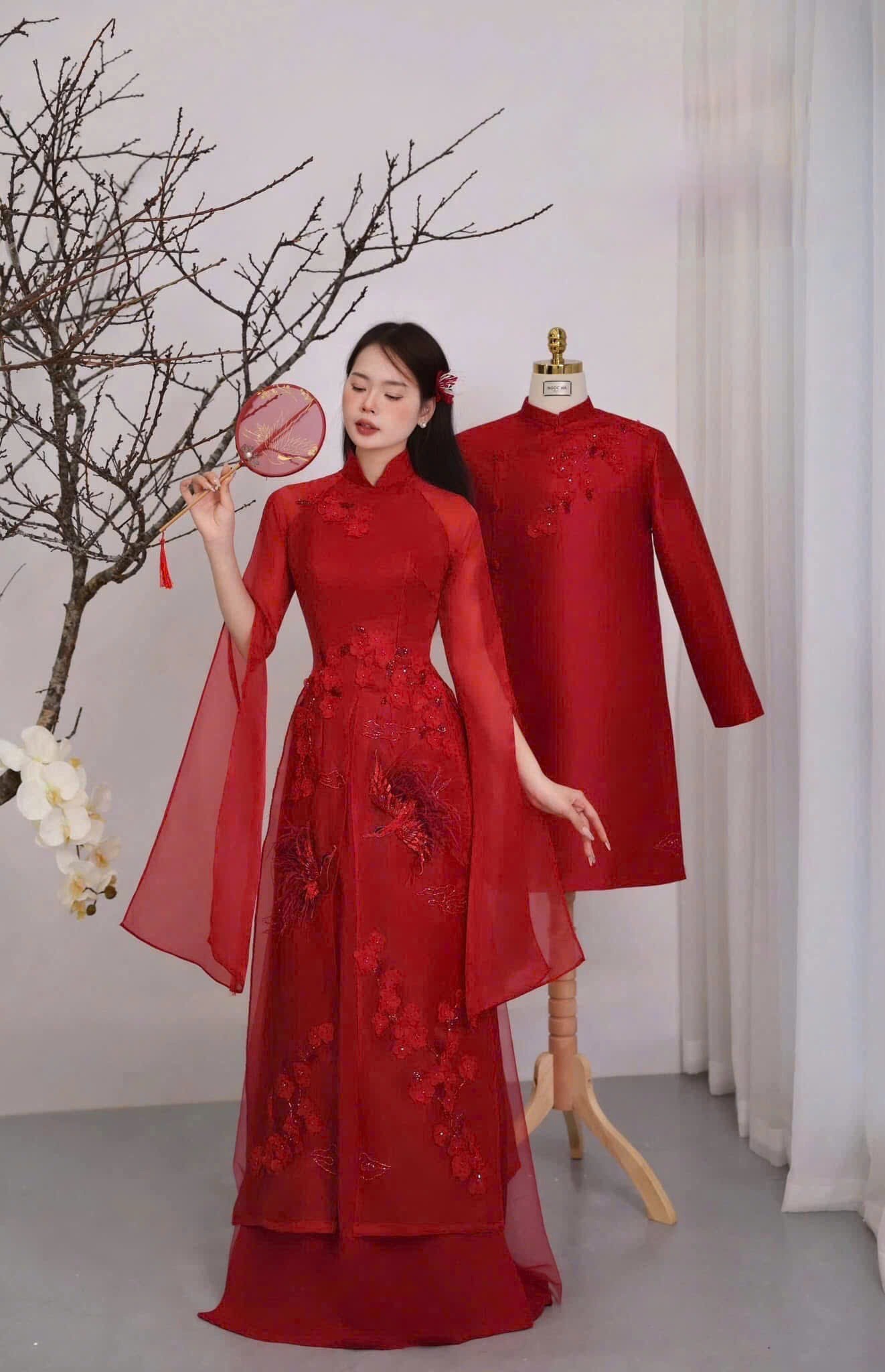 11. Mẫu áo dài cưới cặp đôi màu đỏ thêu hoa tinh tế