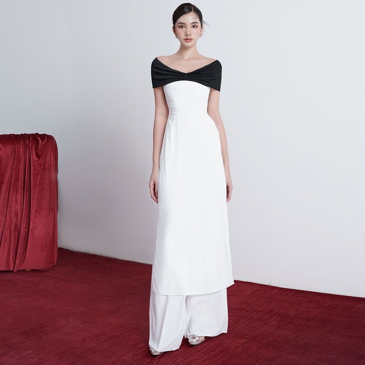 9. Mẫu áo dài trắng phối vai trễ màu đen tối giản (Monochrome)