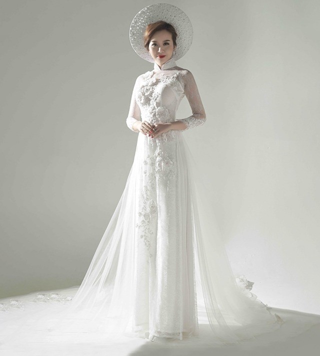 8. Mẫu áo dài ren trắng đính hoa nổi 3D lãng mạn