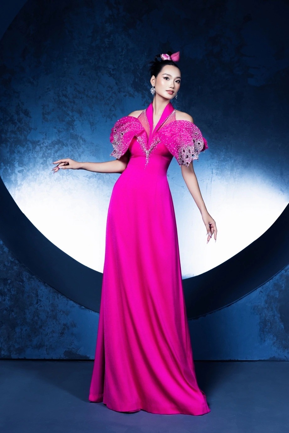 6. Mẫu áo dài màu hồng cánh sen cổ yếm cách điệu lạ mắt