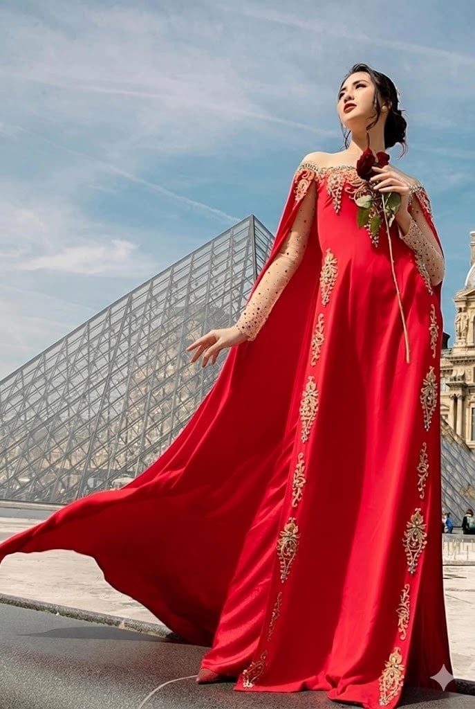 4. Mẫu áo dài đỏ quyền lực phối áo choàng xuyên thấu