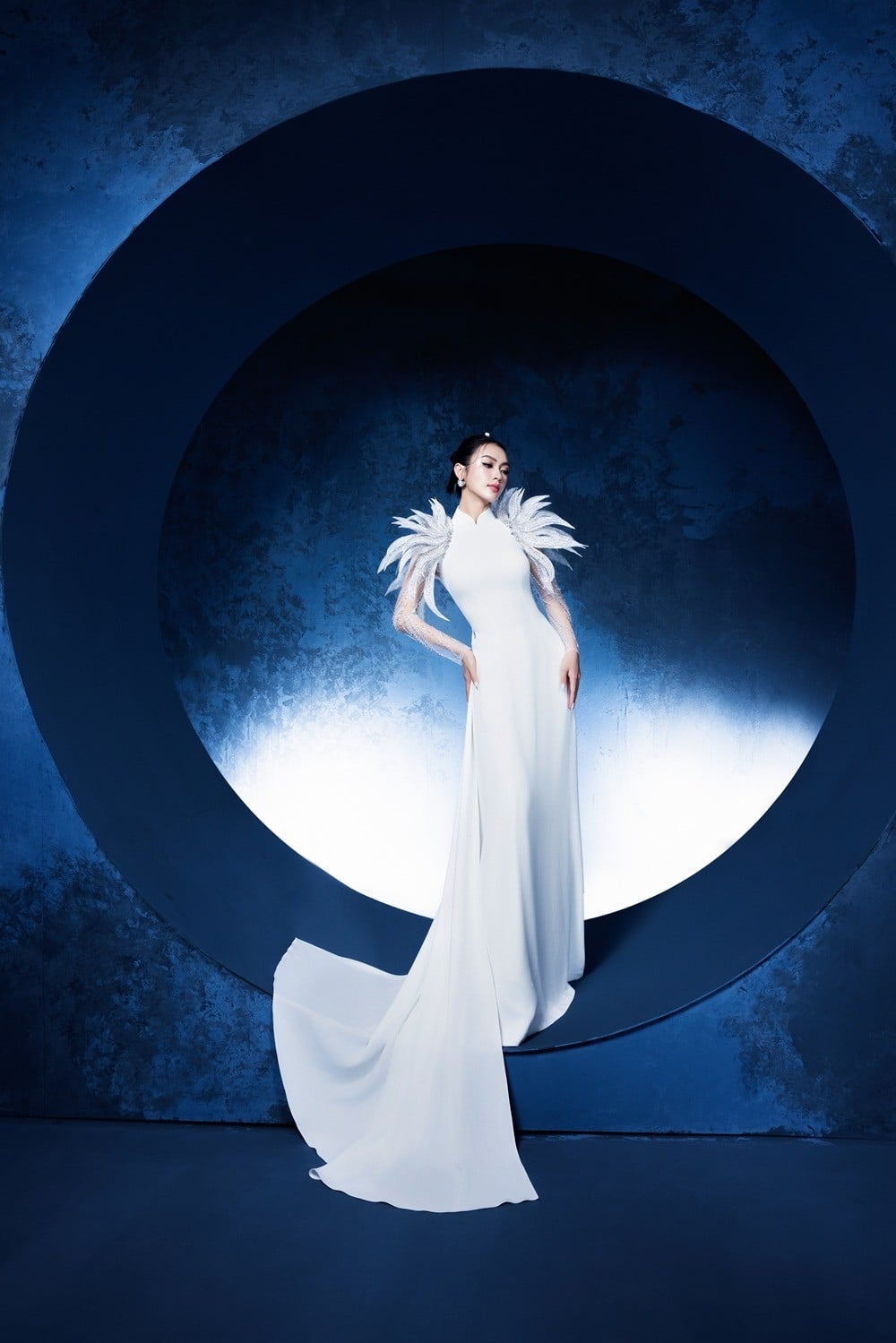 3. Mẫu áo dài trắng tinh khôi đính lông vũ kiêu sa