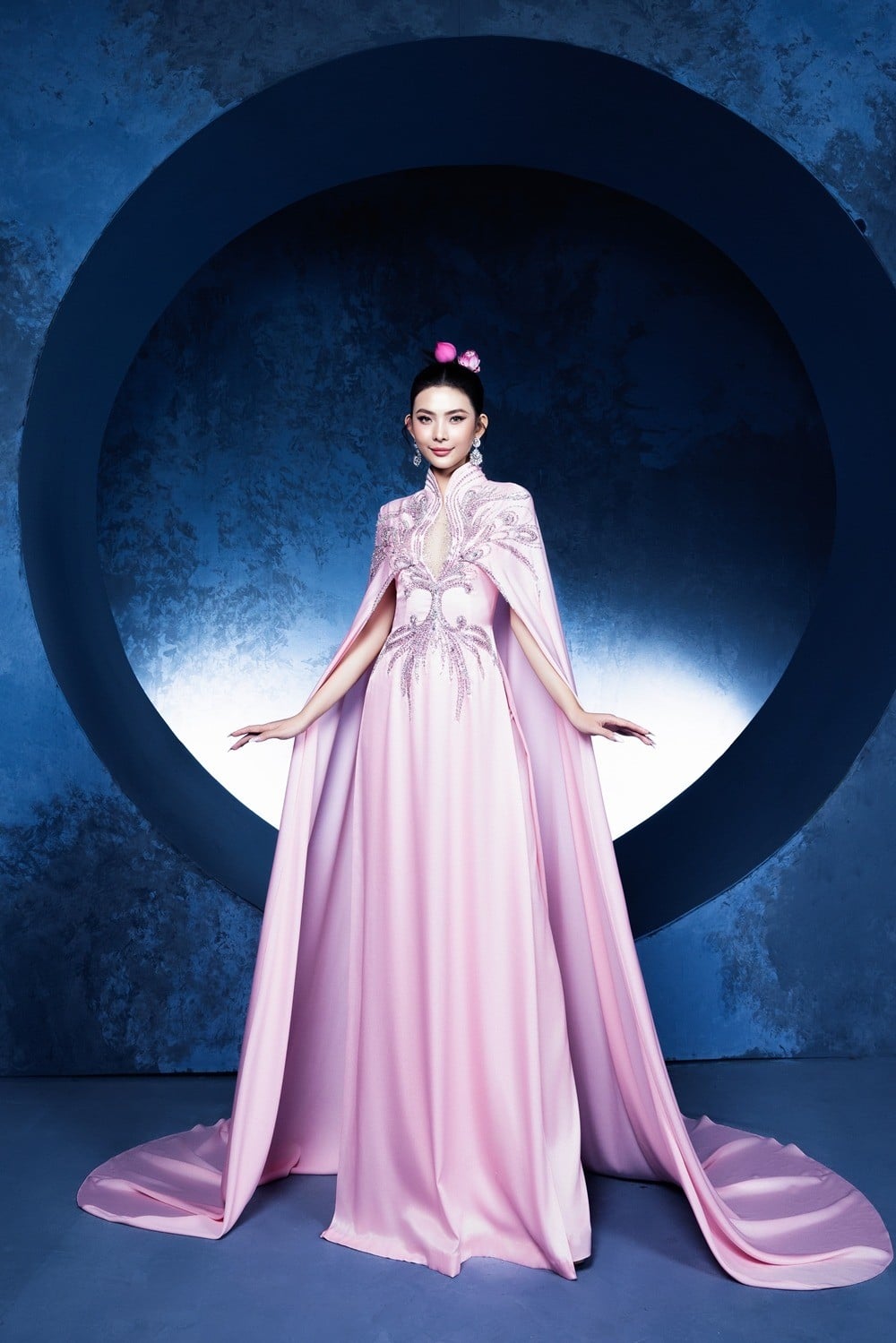 2. Mẫu áo dài dạ hội màu hồng Pastel dáng áo choàng nữ thần