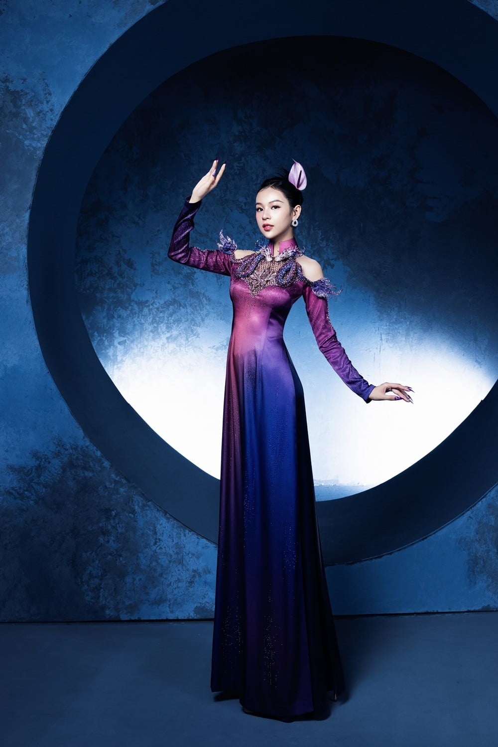 1. Mẫu áo dài dạ hội tím Ombre đính kết pha lê huyền bí