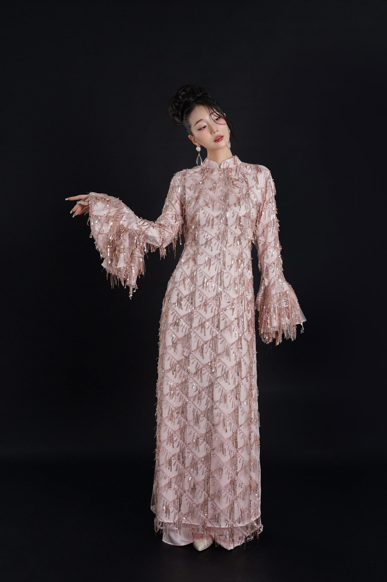 14. Mẫu áo dài kim sa hồng Gold tua rua phong cách Gatsby