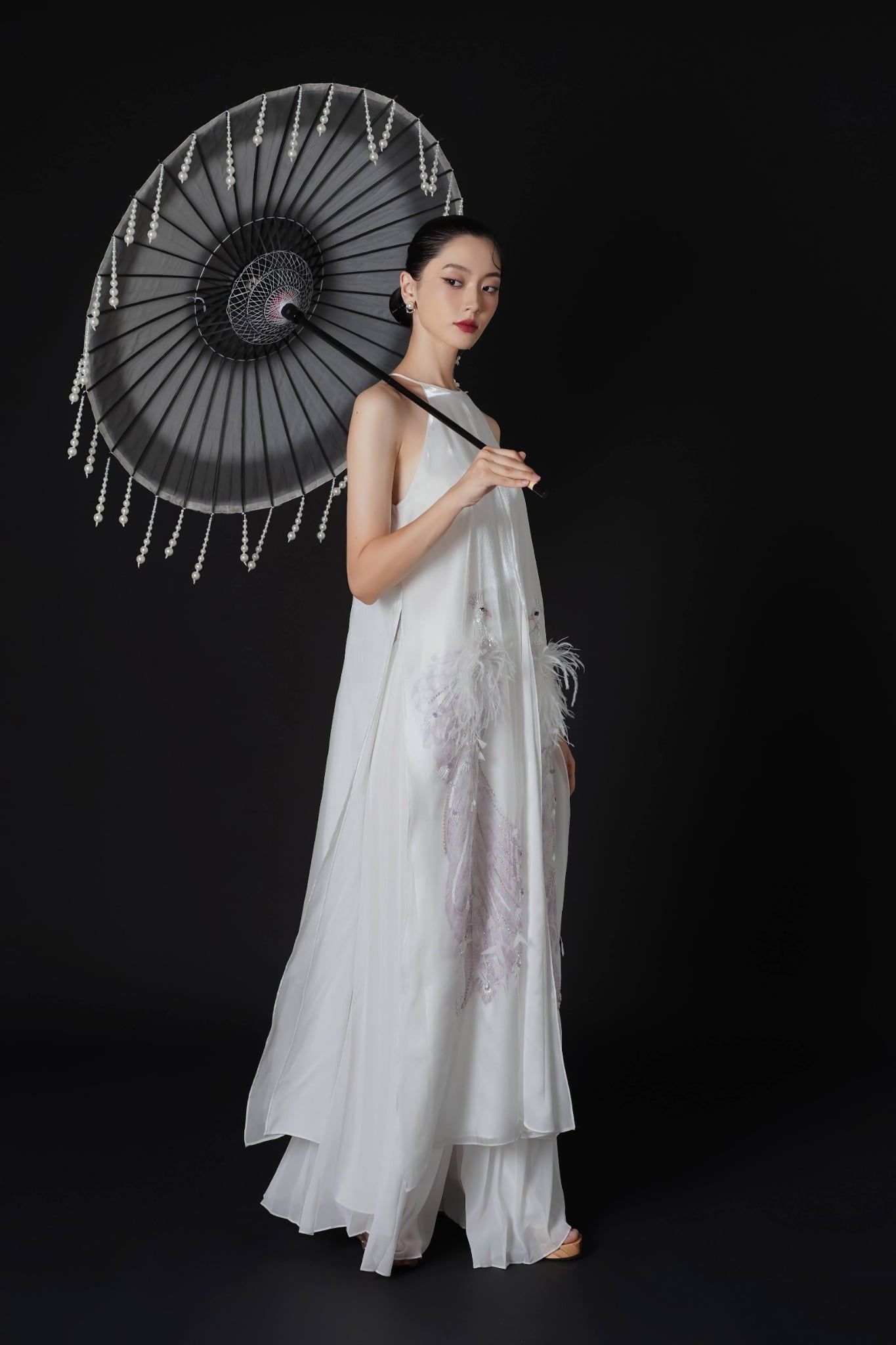 7. Mẫu áo dài cách tân màu trắng dáng suông bay bổng