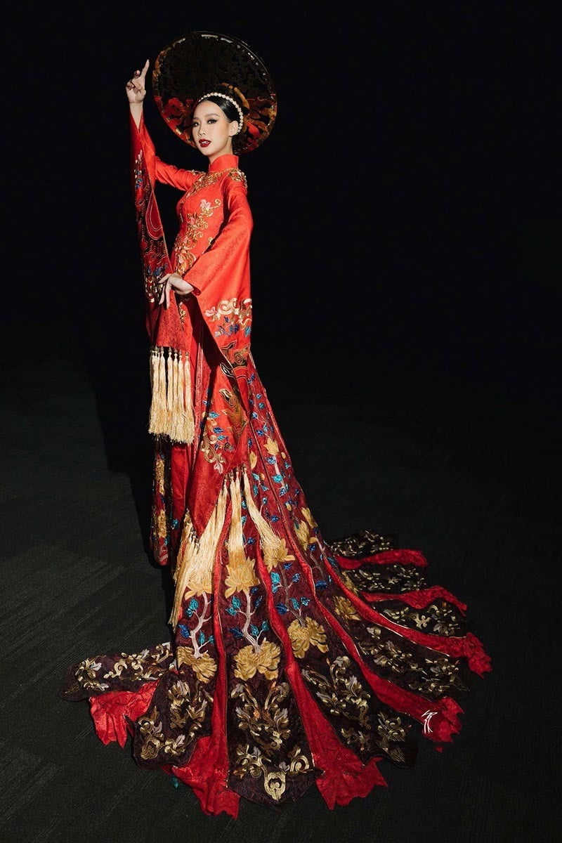 5. Mẫu áo dài hoàng bào đỏ thêu rồng phượng cung đình