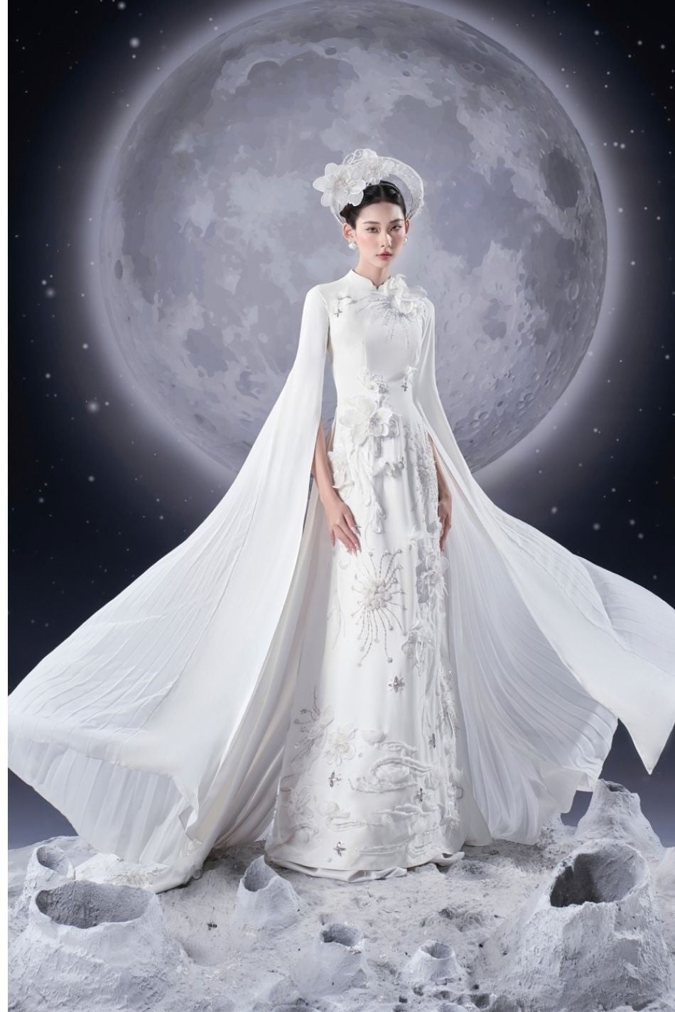 17. Mẫu áo dài trắng tay cánh tiên dài thêu họa tiết Nguyệt cung