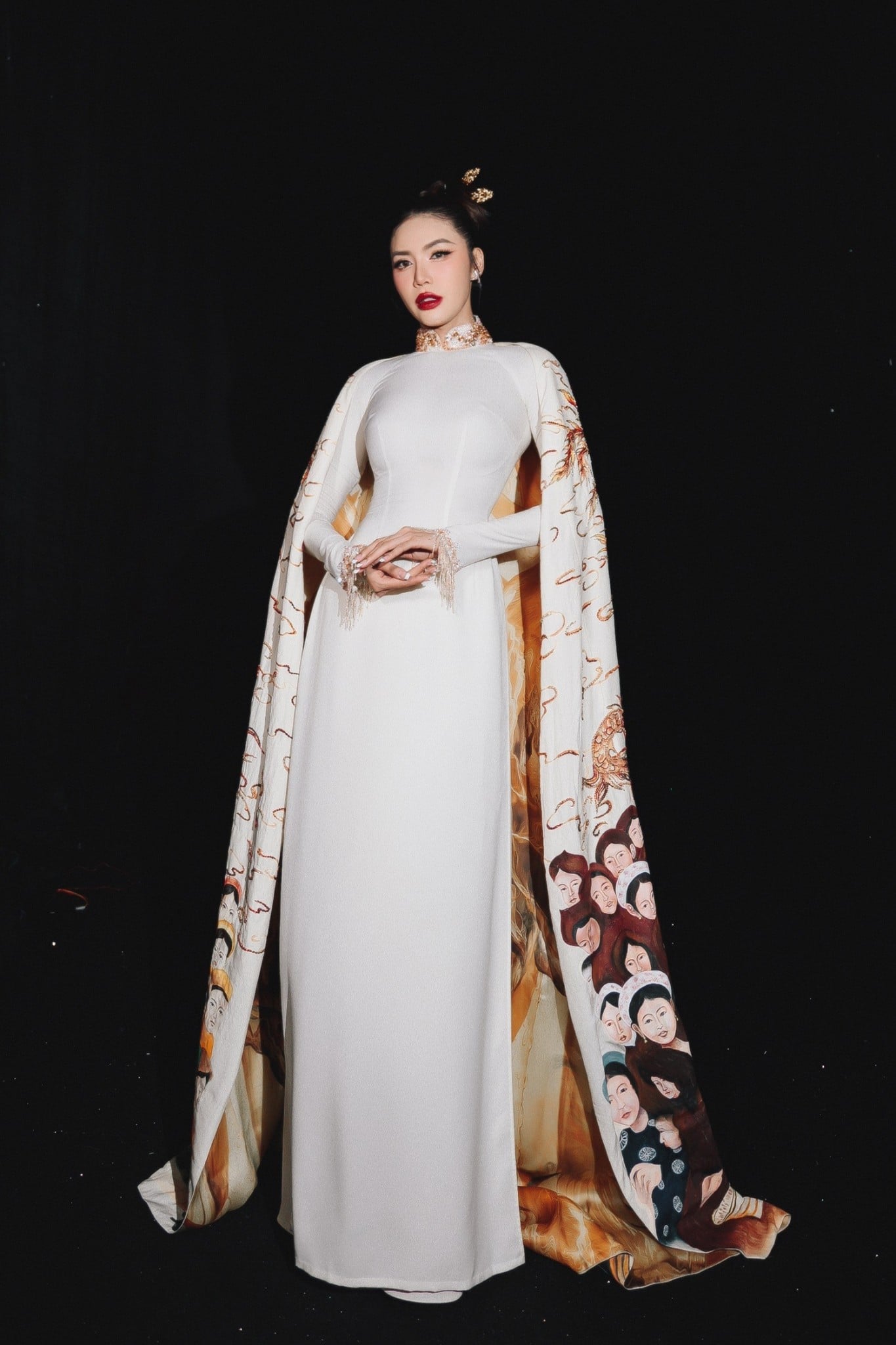 16. Mẫu áo dài trắng kèm áo choàng họa tiết tranh vẽ nghệ thuật