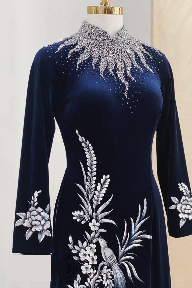Mẫu 22: Áo dài nhung xanh đen thêu chim hạc và hoa