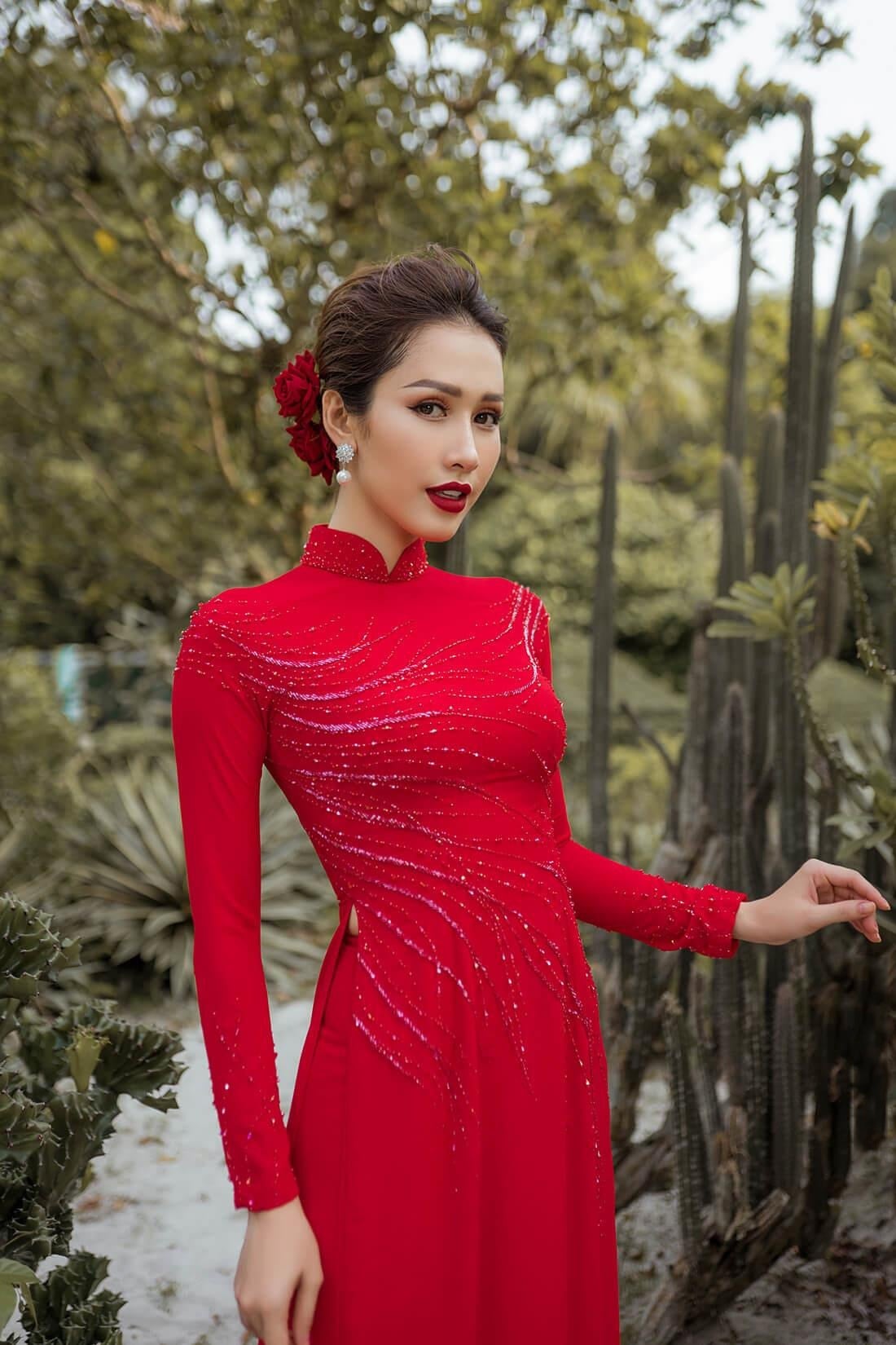 Mẫu 21: Áo dài đỏ đính cườm gợn sóng ngang