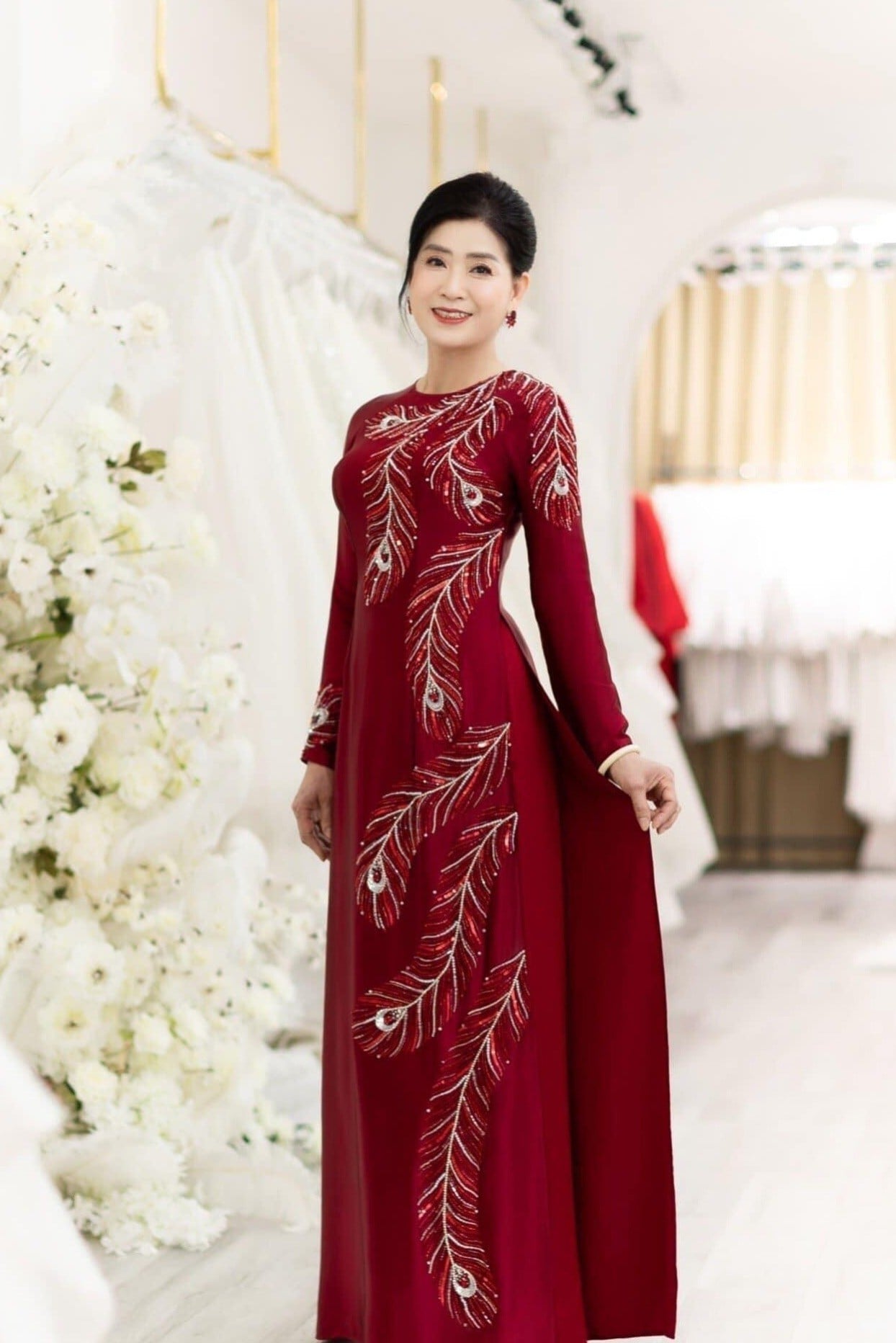 Mẫu 20: Áo dài đỏ họa tiết lông vũ dọc thân