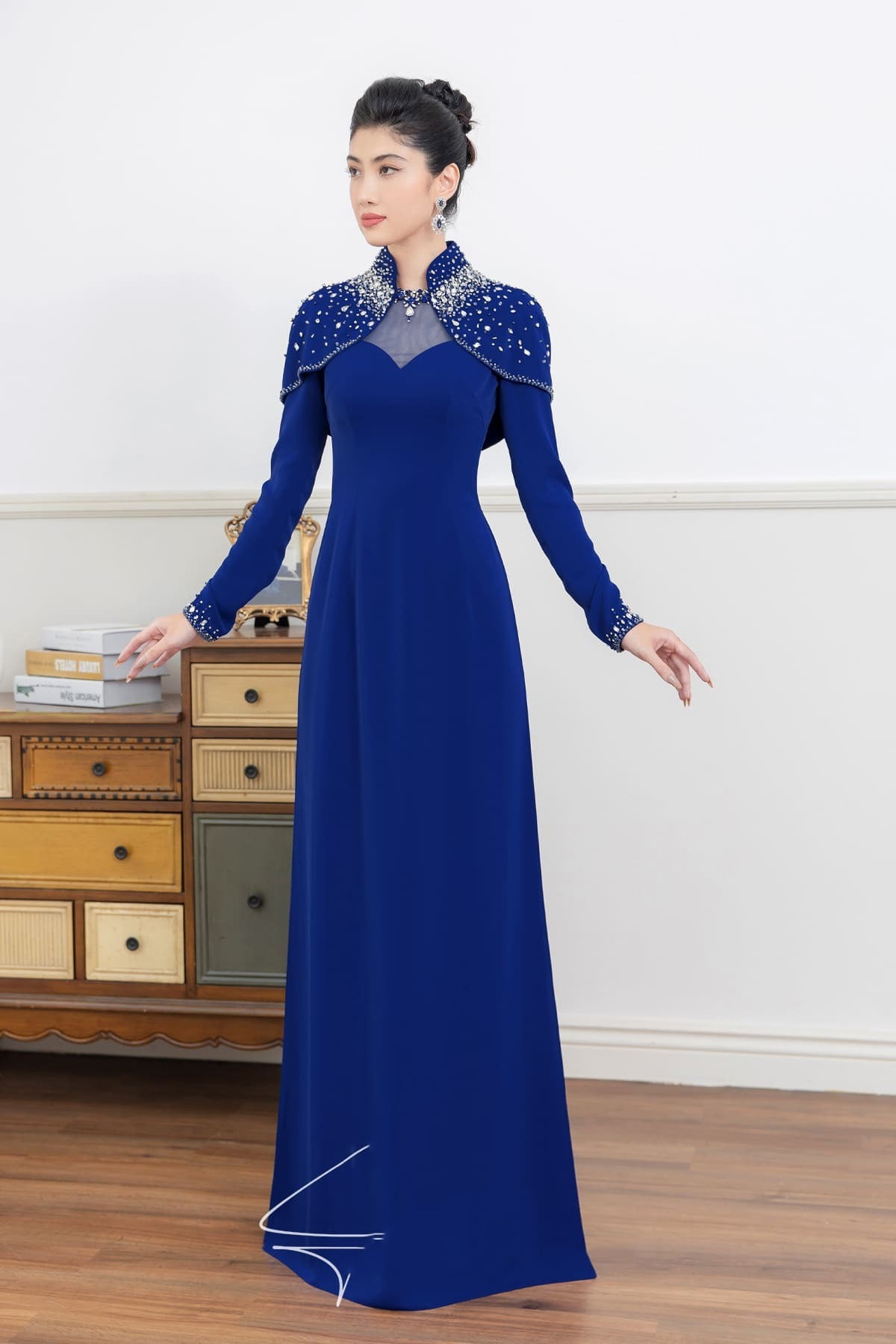 Mẫu 19: Áo dài xanh dương đậm kèm áo choàng đính đá
