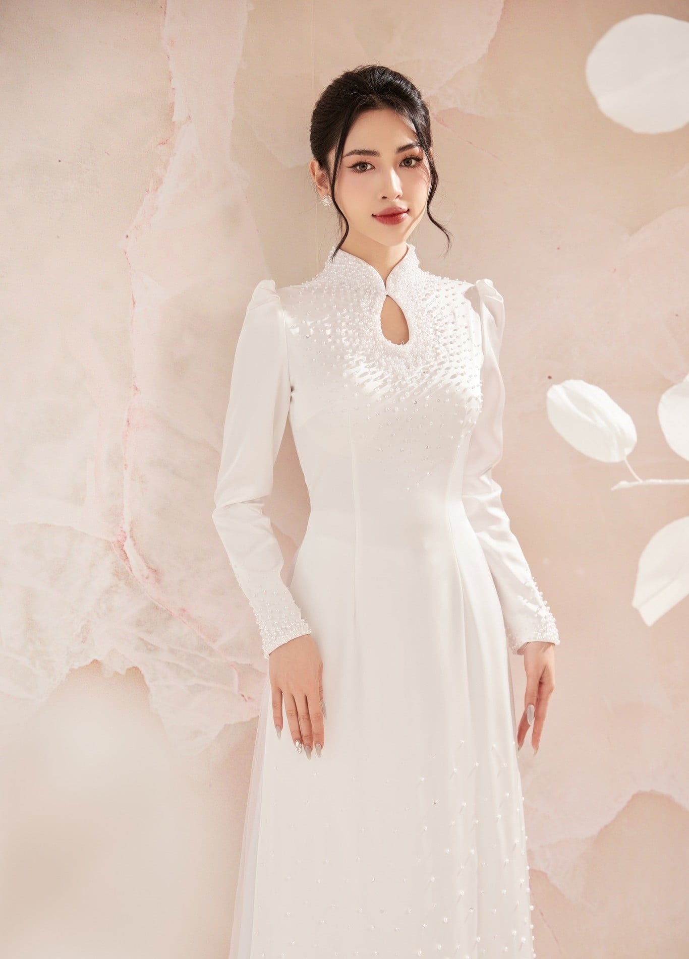 Mẫu 14: Áo dài trắng tay bồng đính ngọc trai giọt nước