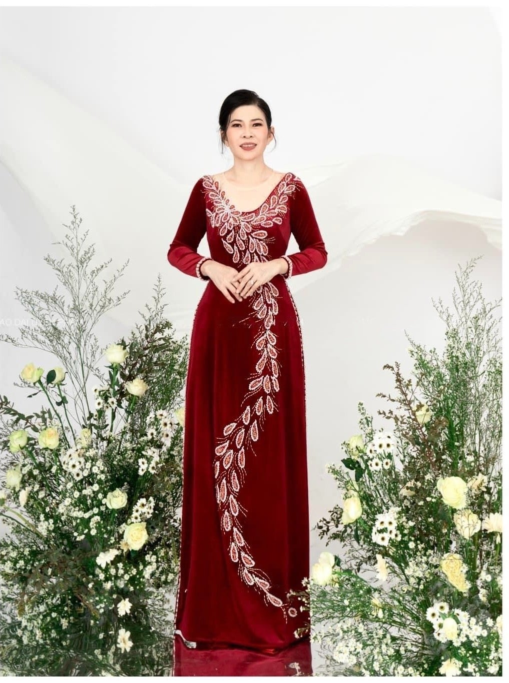 Mẫu 13: Áo dài nhung đỏ đính họa tiết lông vũ lớn