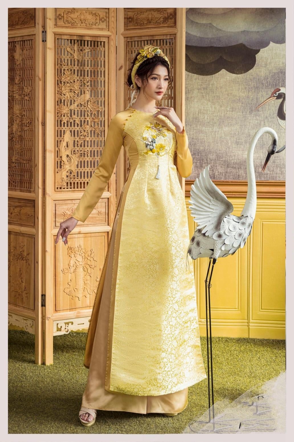 Mẫu 11: Áo dài gấm vàng đính hoa nổi 3D