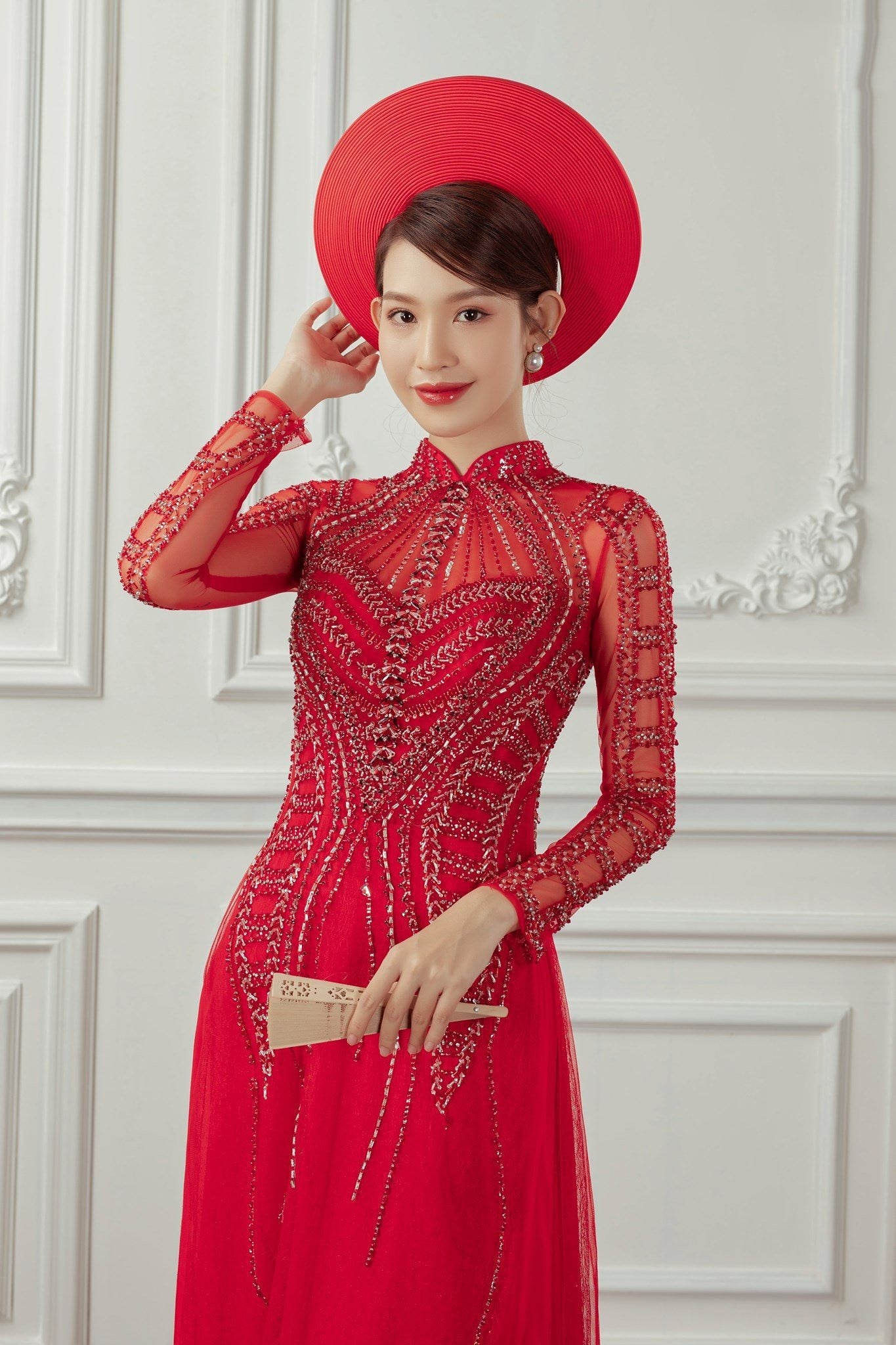 Mẫu 10: Áo dài đỏ ren lưới đính kết cầu kỳ kèm mấn