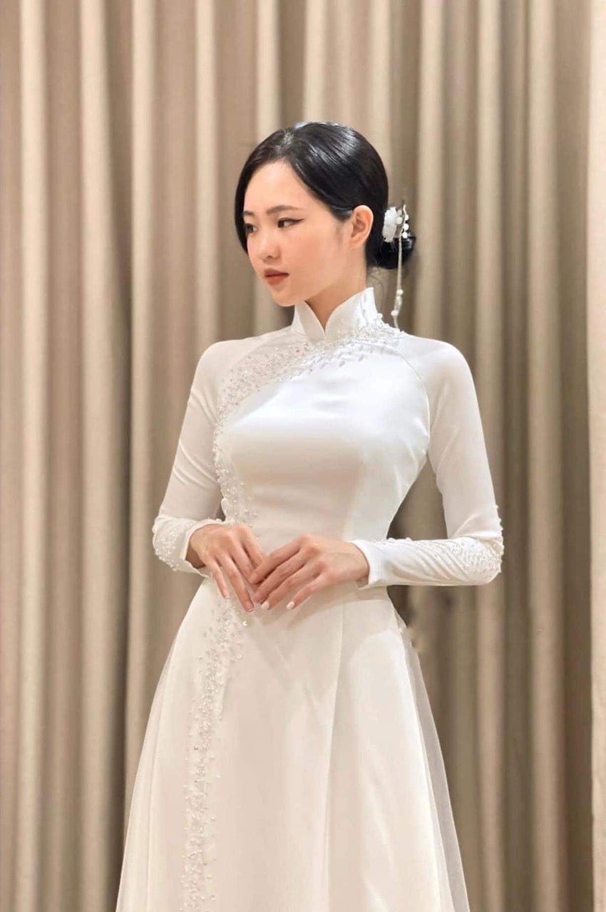 Mẫu 8: Áo dài trắng đính đá dây chéo vai