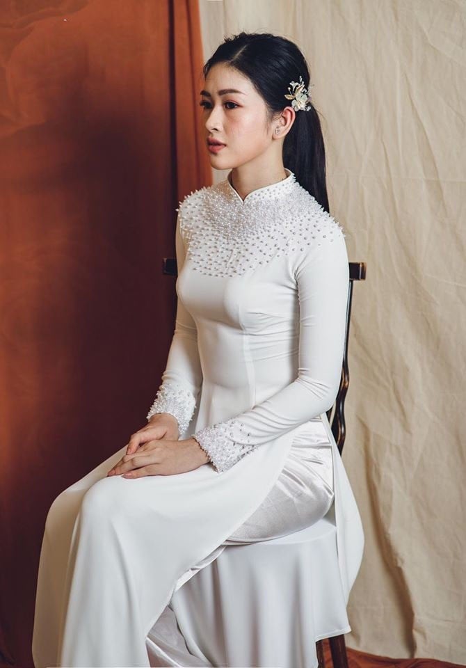 Mẫu 7: Áo dài lụa trắng đính ngọc trai phần ngực