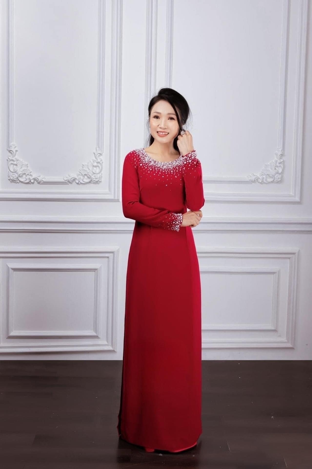 Mẫu 25: Áo dài đỏ trơn đính ngọc trai cổ tròn