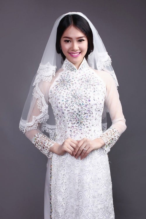 Mẫu 6: Áo dài cưới ren trắng đính đá pha lê toàn thân