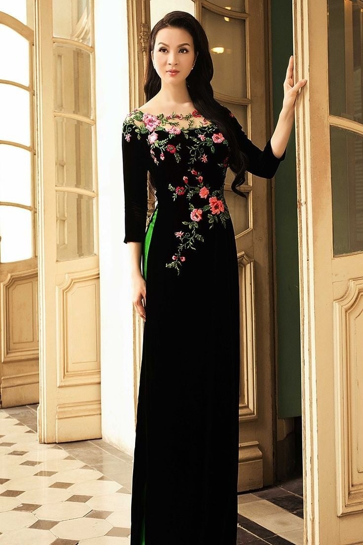 Mẫu 5: Áo dài nhung đen thêu hoa hồng nổi bật