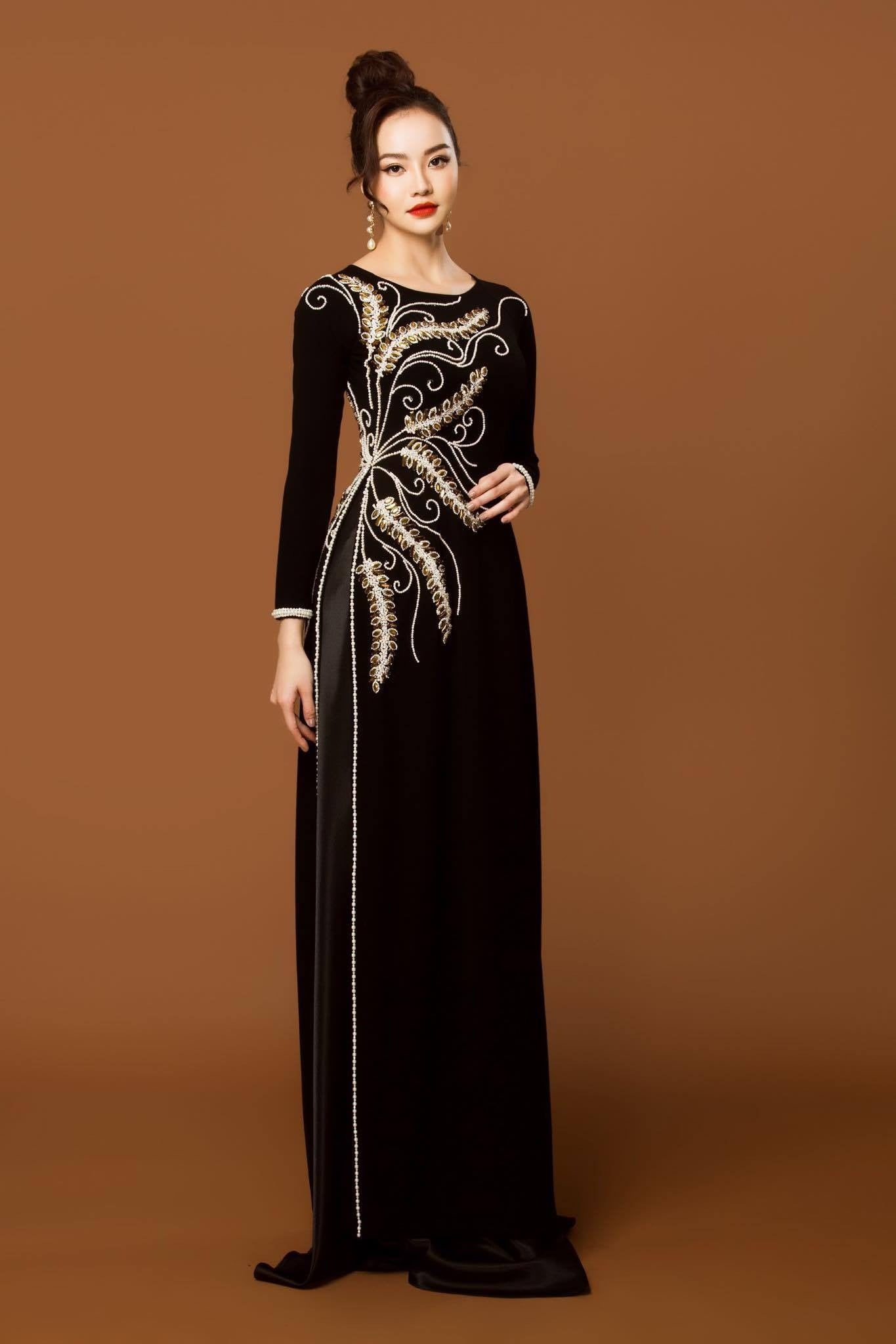 Mẫu 4: Áo dài nhung đen thêu họa tiết dương xỉ đính ngọc trai