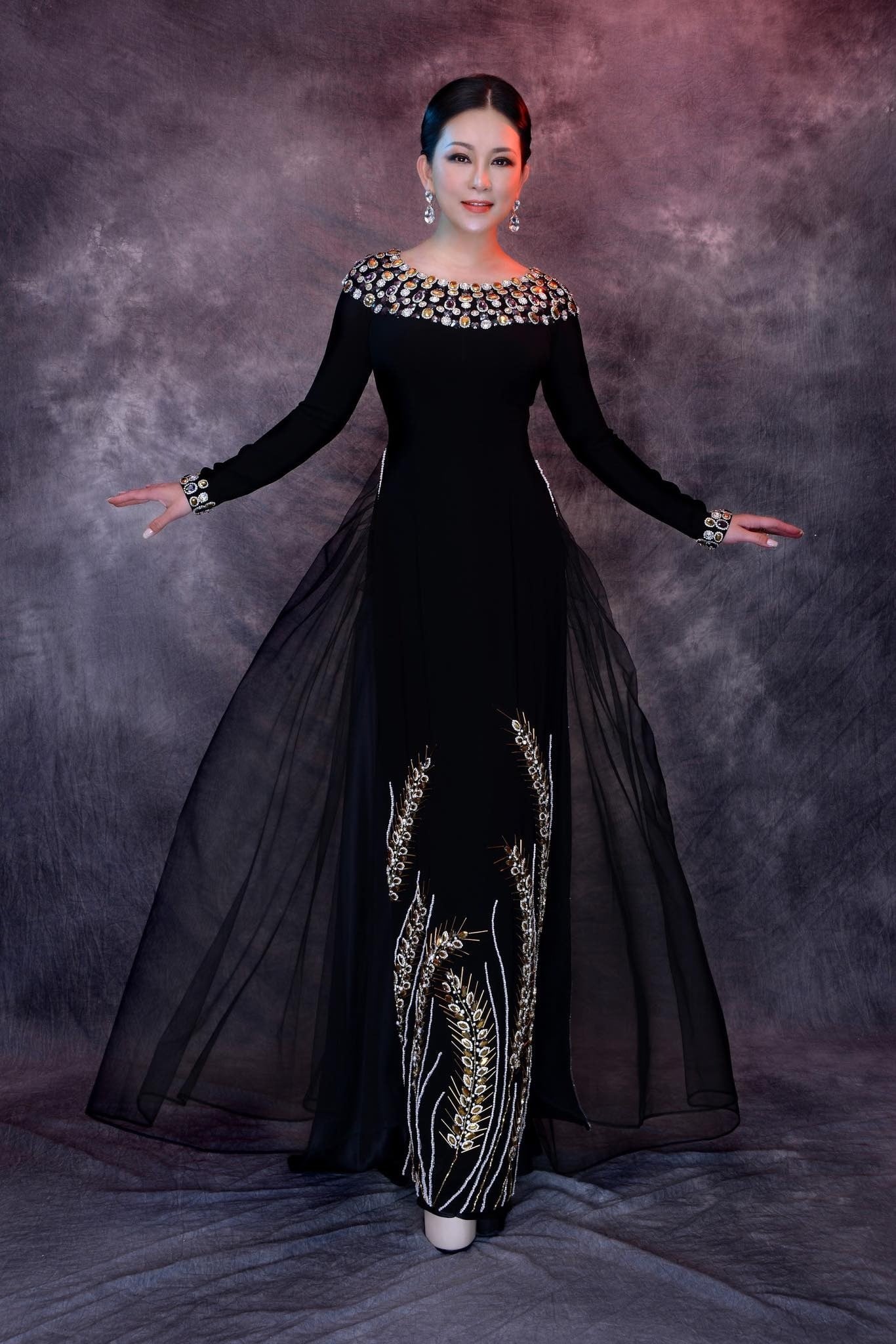 Mẫu 2: Áo dài đen kết cườm cổ tròn sang trọng