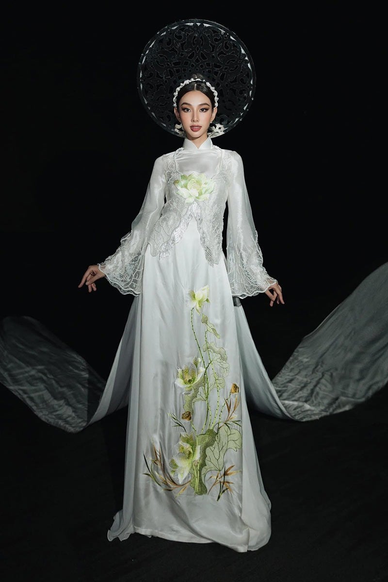 Mẫu 1: Áo dài trắng thêu hoa sen 3D cùng mấn đội đầu hoành tráng