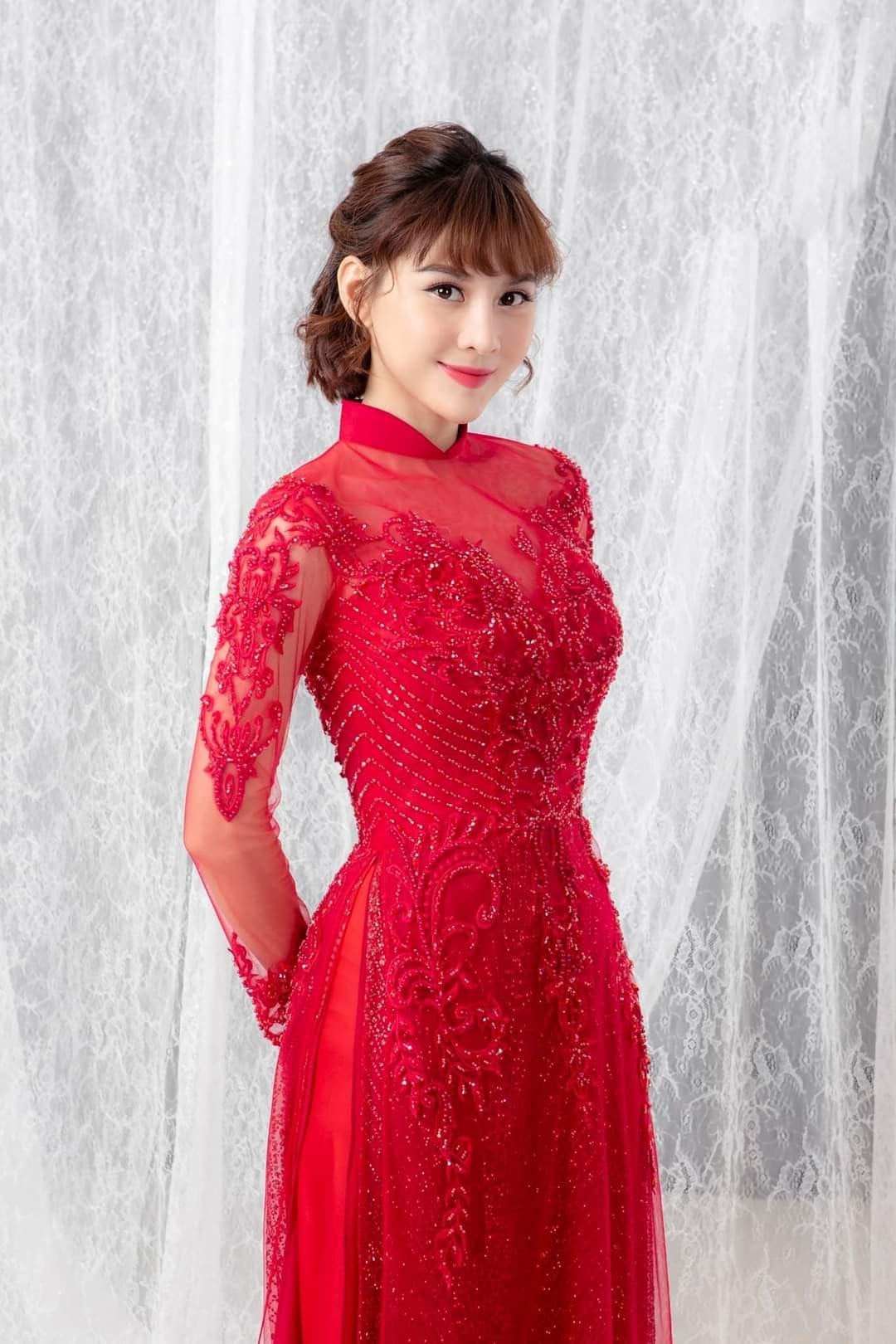 Mẫu 24: Áo dài ren đỏ đính đá đồng màu