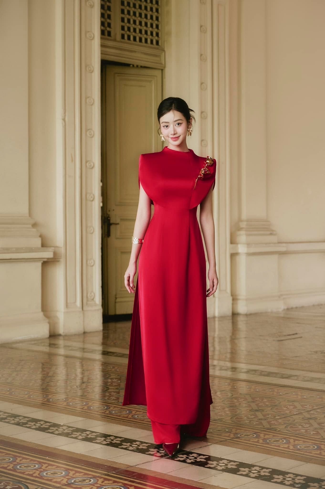 Áo dài đỏ đi tiệc