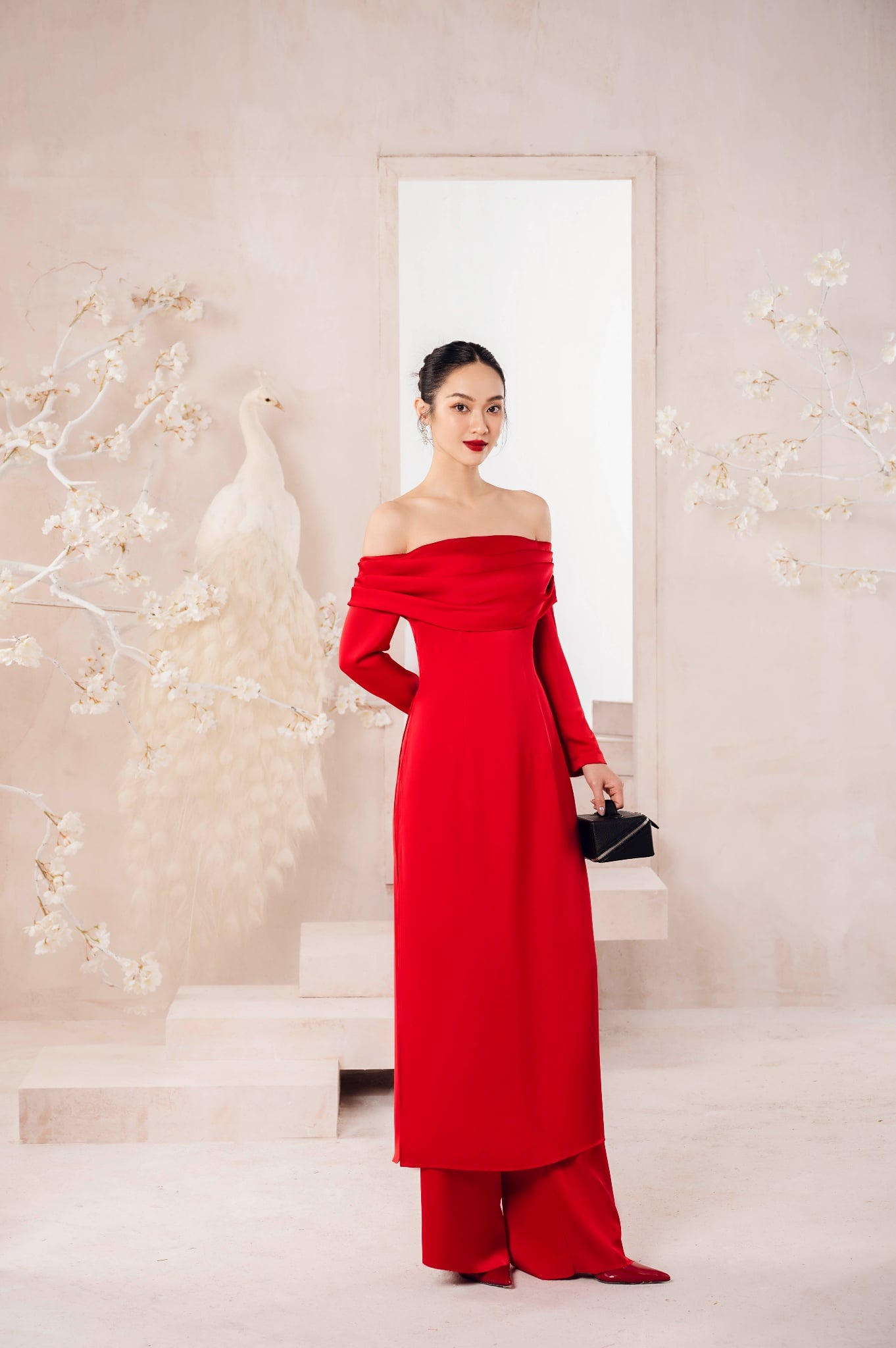 Áo dài đỏ đi tiệc