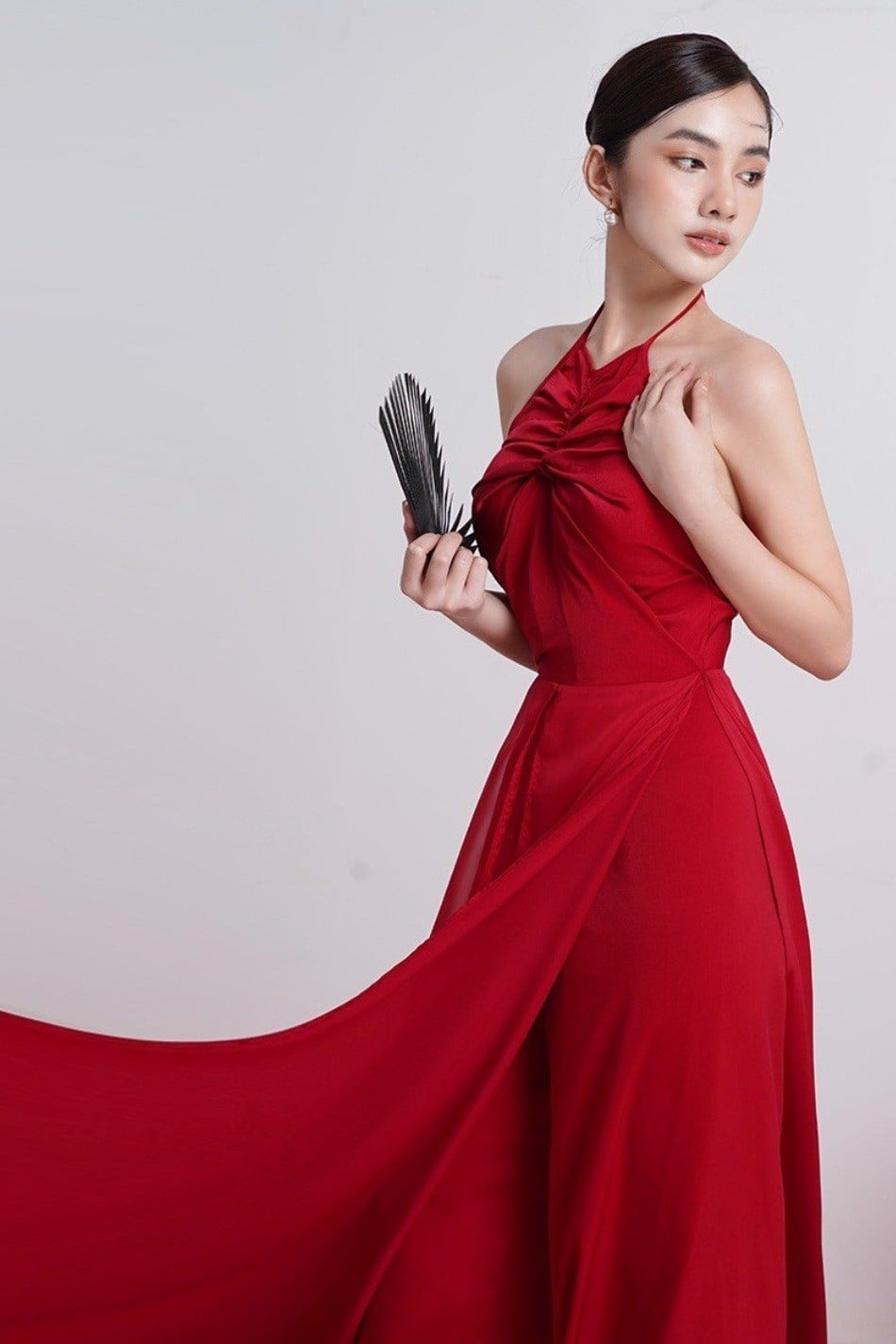 Áo dài đỏ cách tân