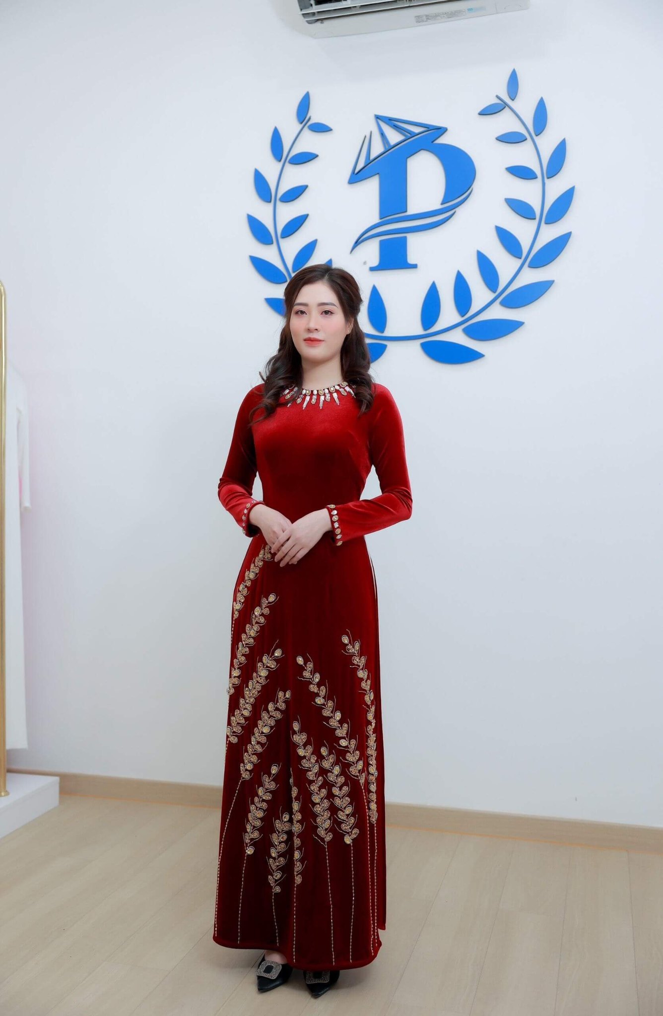 Áo dài đỏ trung niên