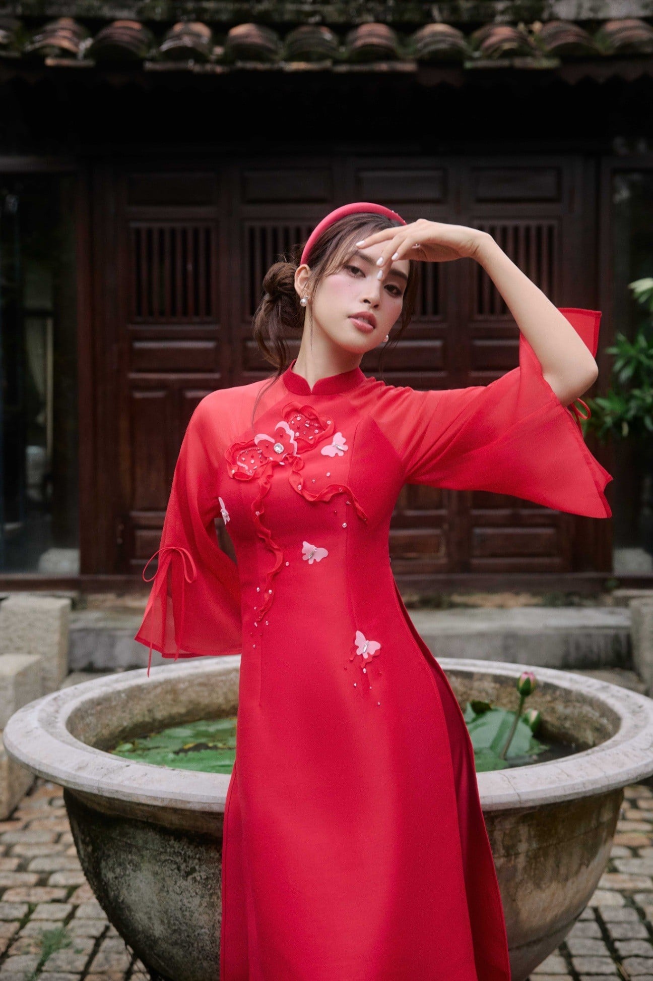 Áo dài đỏ họa tiết