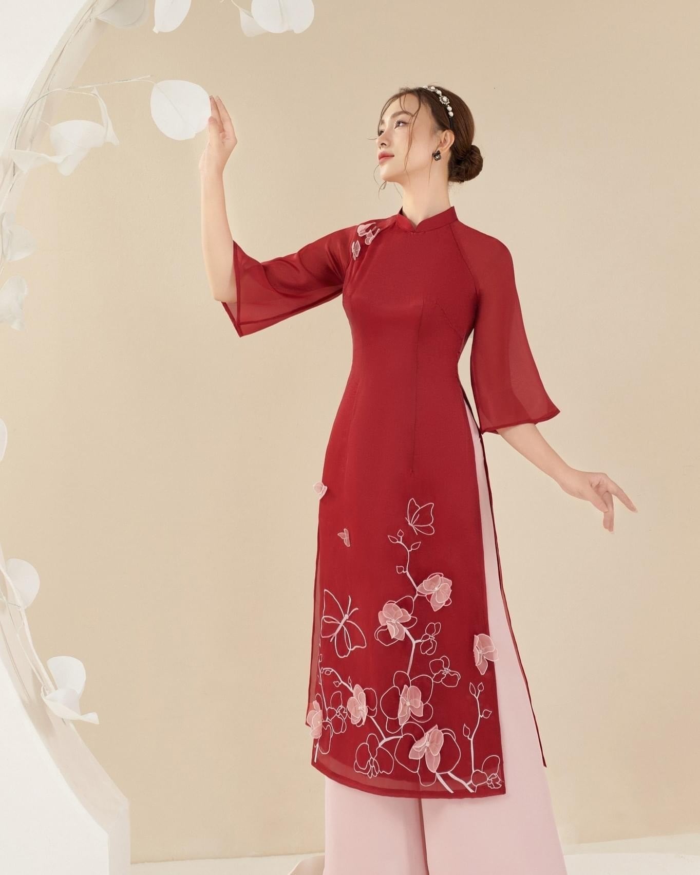 Áo dài đỏ họa tiết