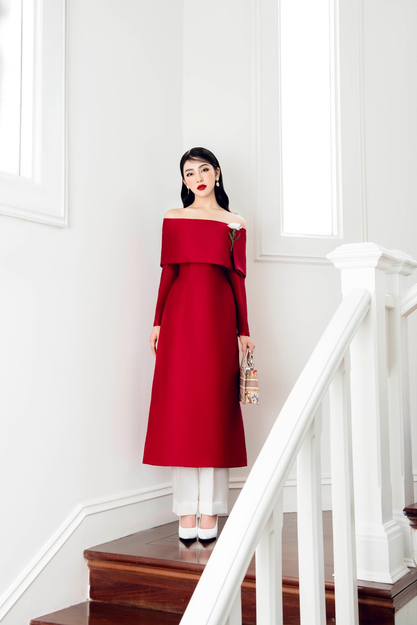 Áo dài đỏ cách tân