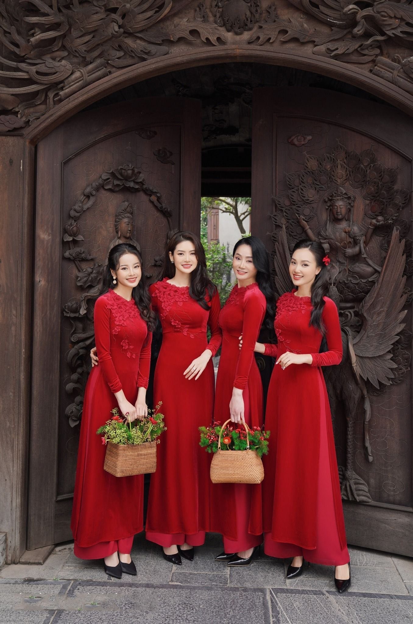 Áo dài đỏ trung niên