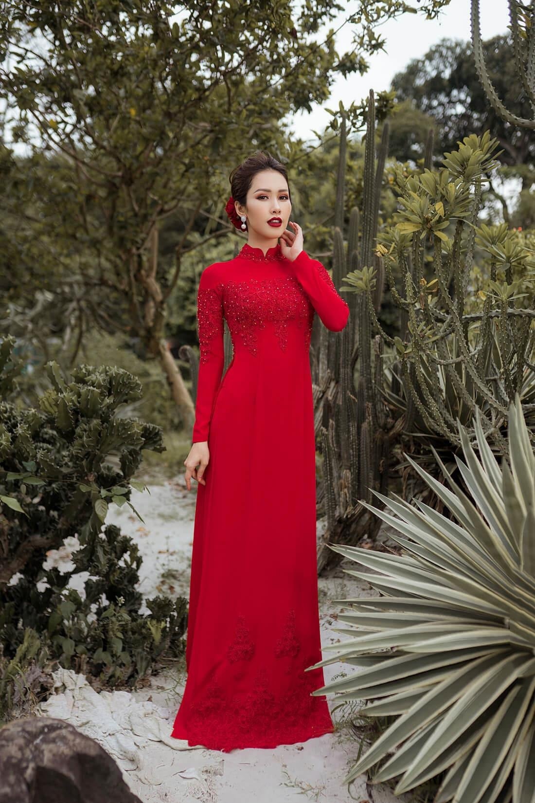 Áo dài đỏ đi tiệc