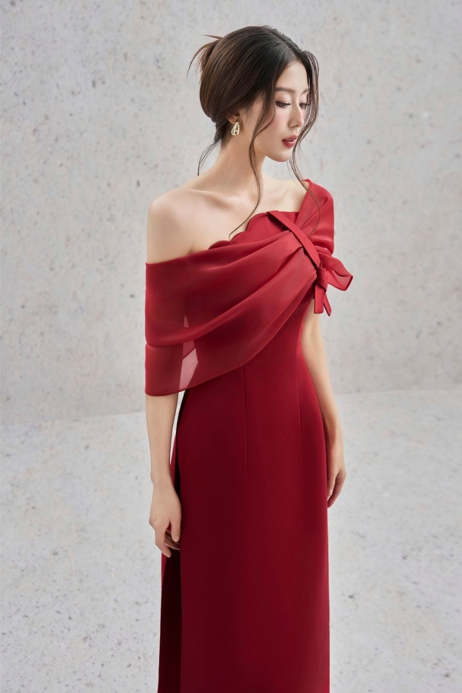 Áo dài đỏ cách tân