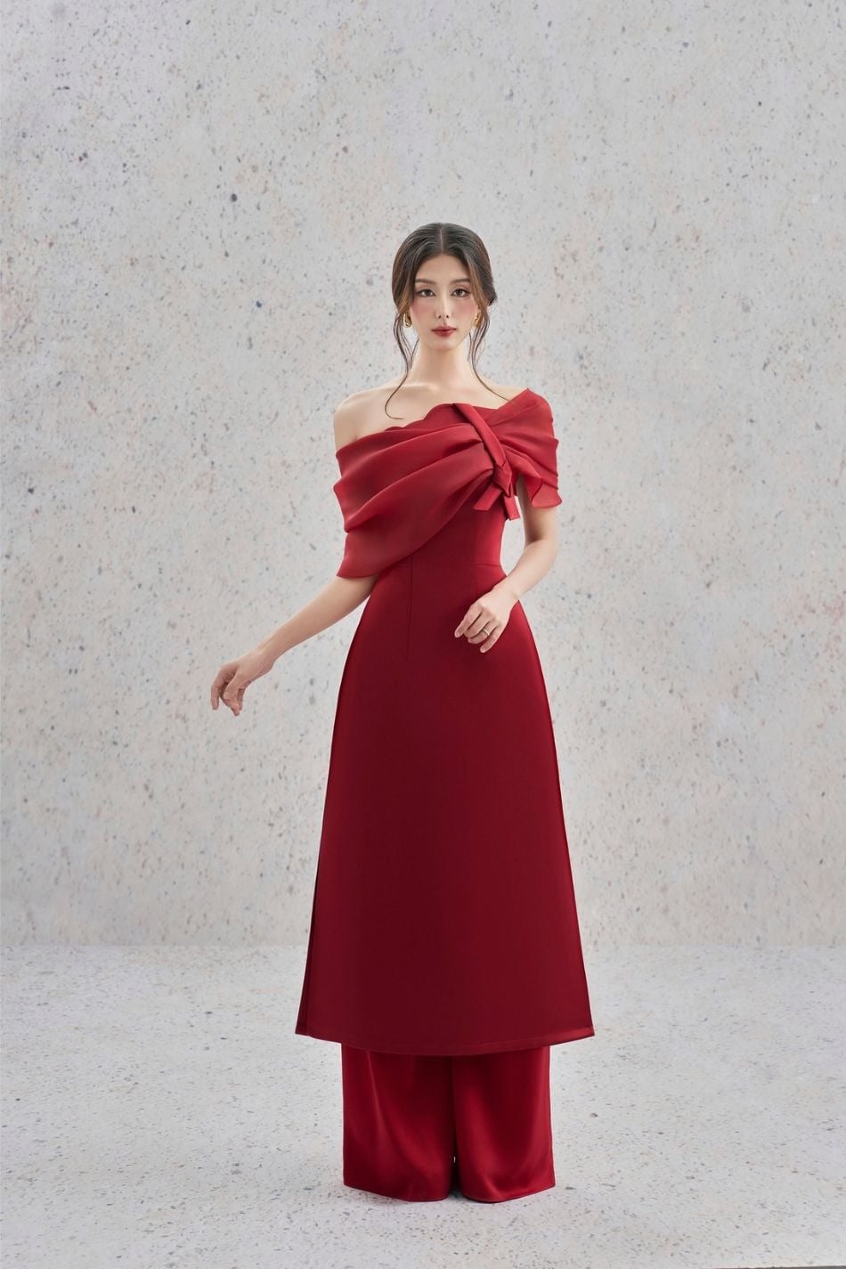 Áo dài đỏ cách tân