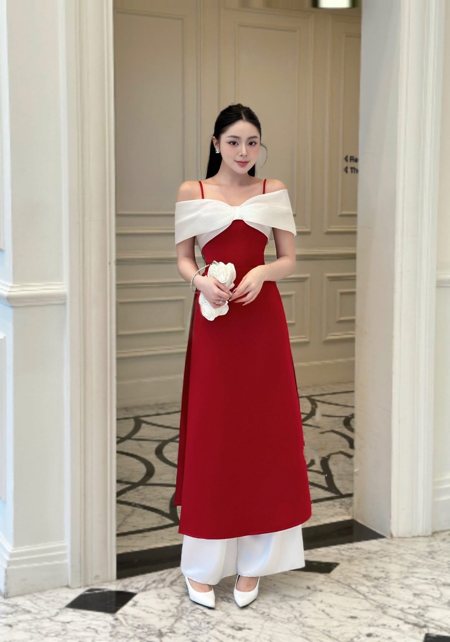 Áo dài đỏ cách tân