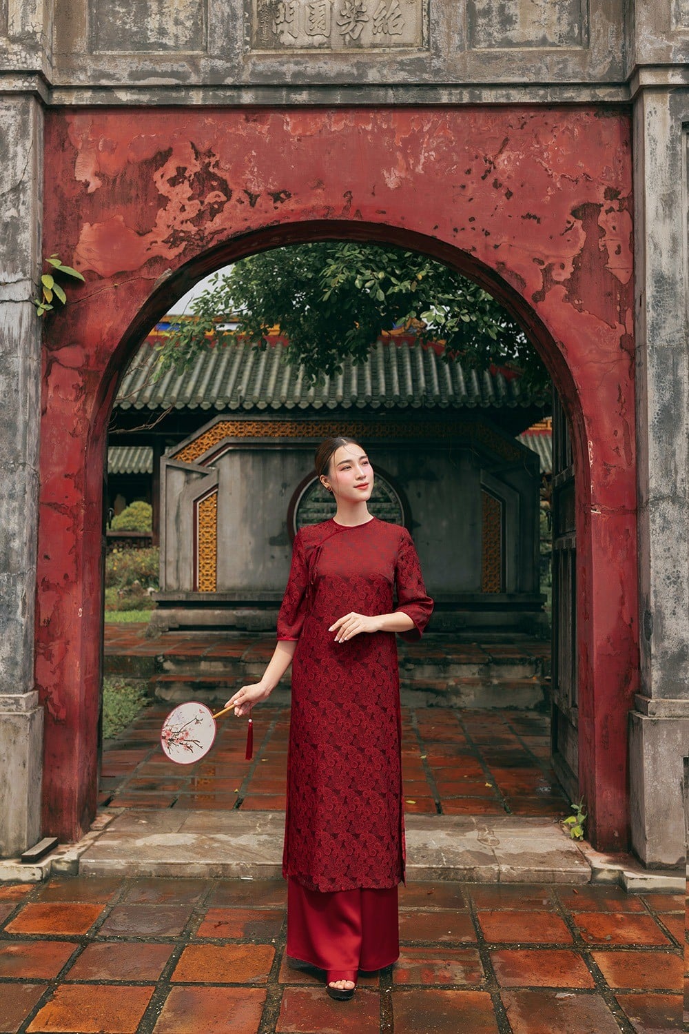 Áo dài đỏ trung niên