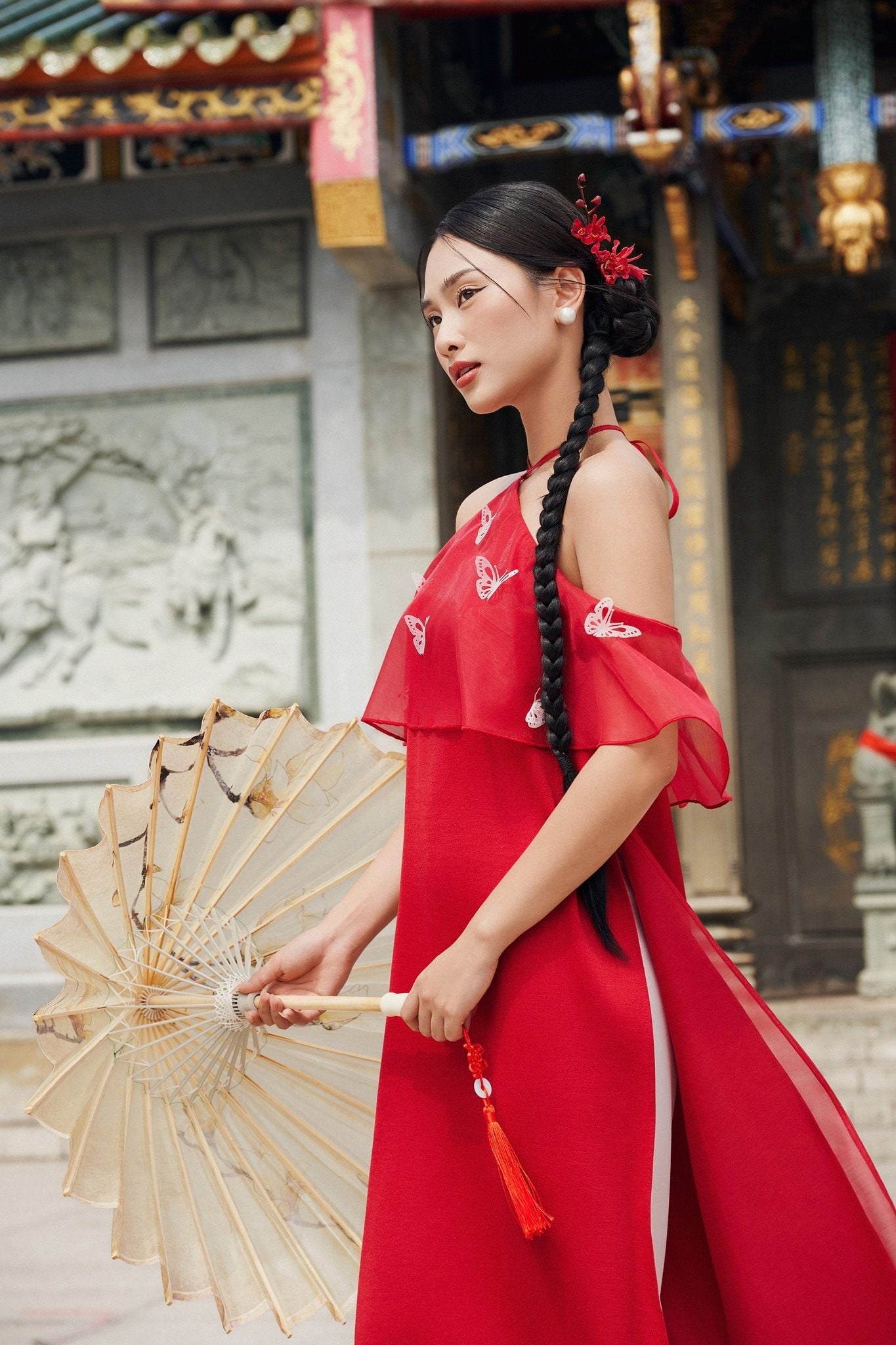 Áo dài đỏ cách tân