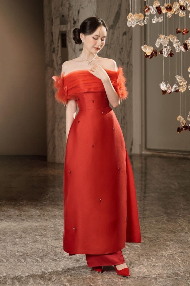 1. Áo dài gấm đỏ trễ vai quý phái