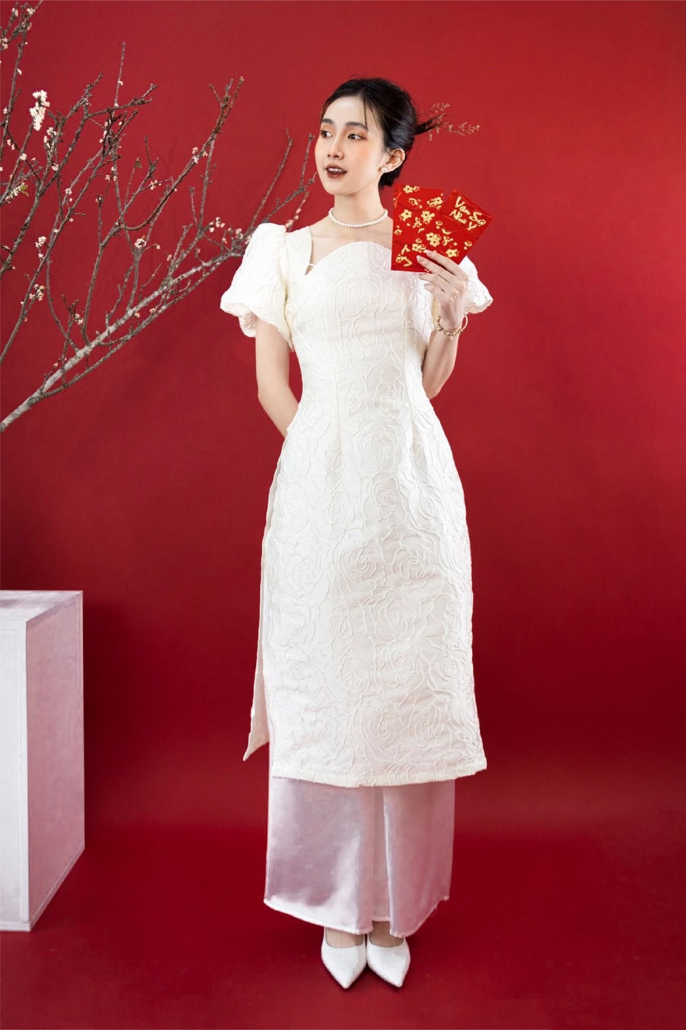 2. Áo dài gấm trắng tay bồng trẻ trung