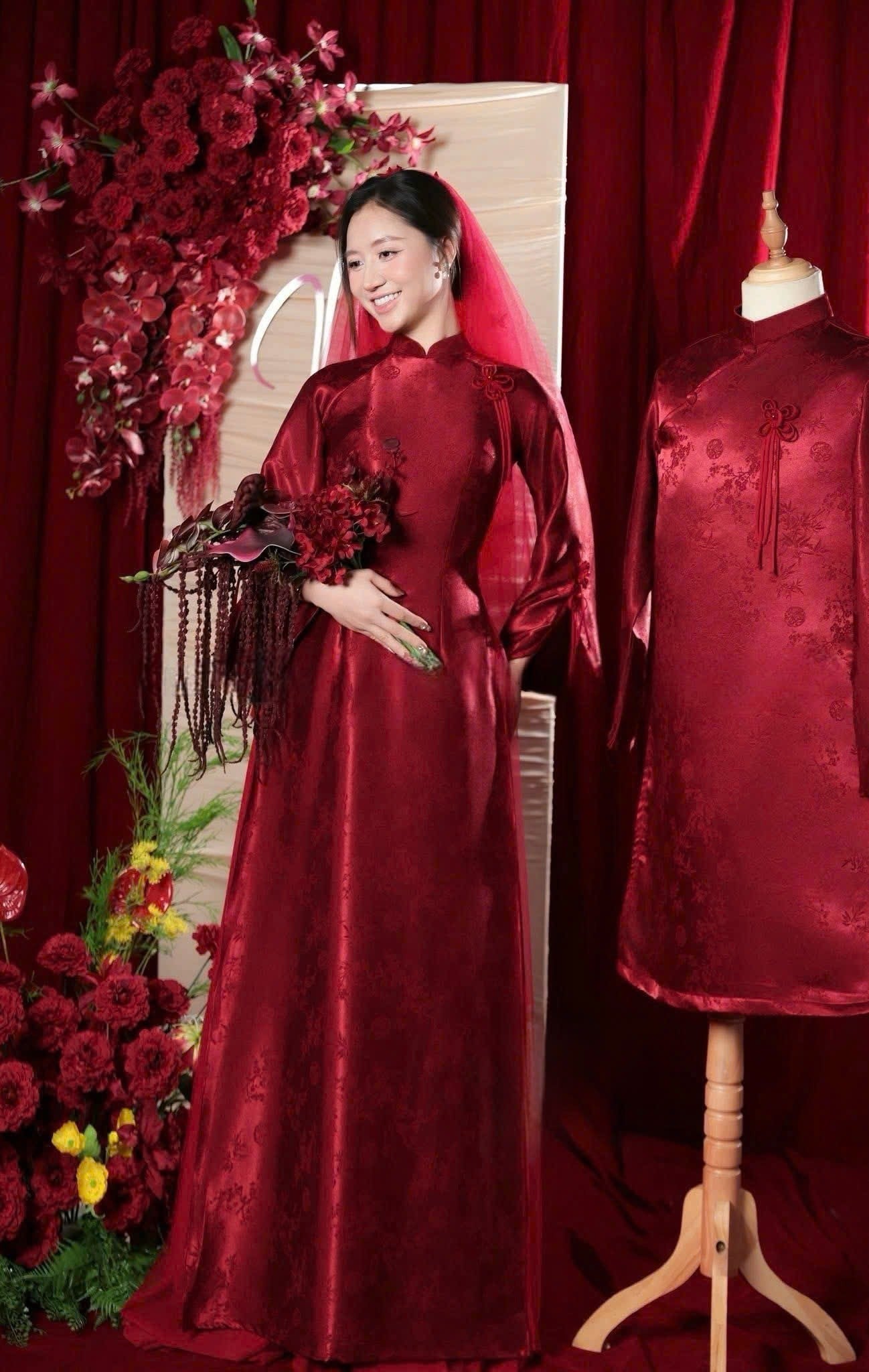 4. Áo dài gấm đỏ tía cho ngày đại hỷ