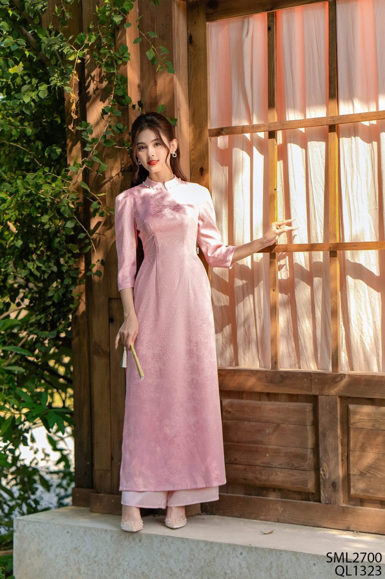 5. Áo dài gấm hồng phấn cổ ngọc trai