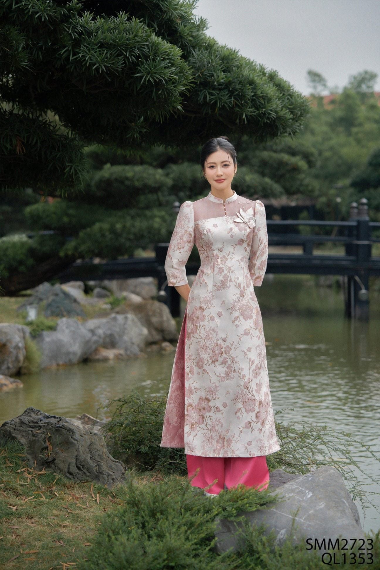 6. Áo dài gấm trắng phối voan ngực